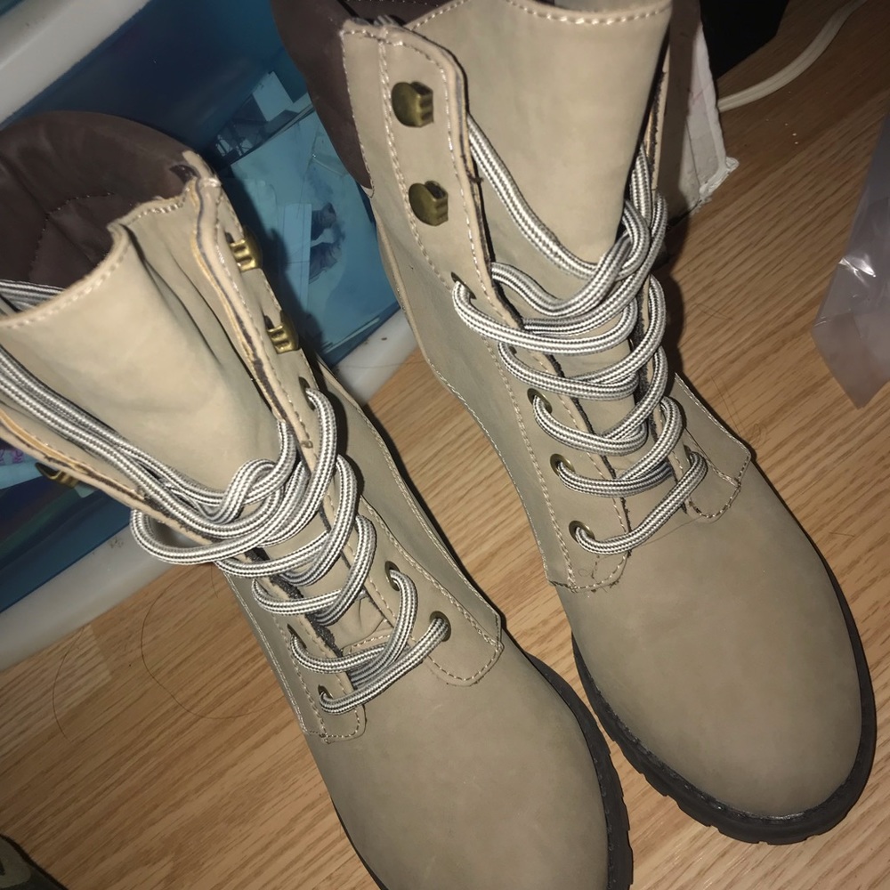 OLIVE BOOTIES 🌟 - Picture 3 of 3